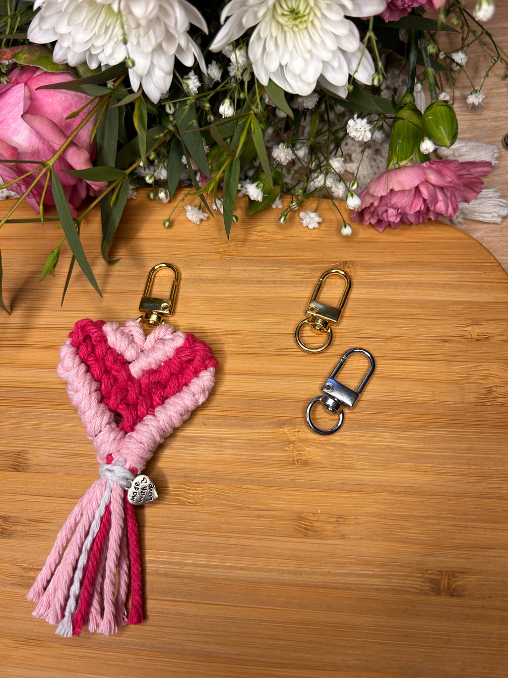 Portachiavi cuore bicolor in Macramé - Accessorio Handmade personalizzato