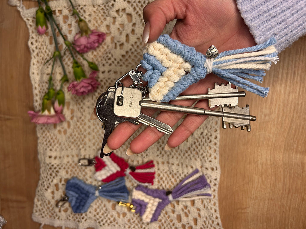 Portachiavi cuore bicolor in Macramé - Accessorio Handmade personalizzato