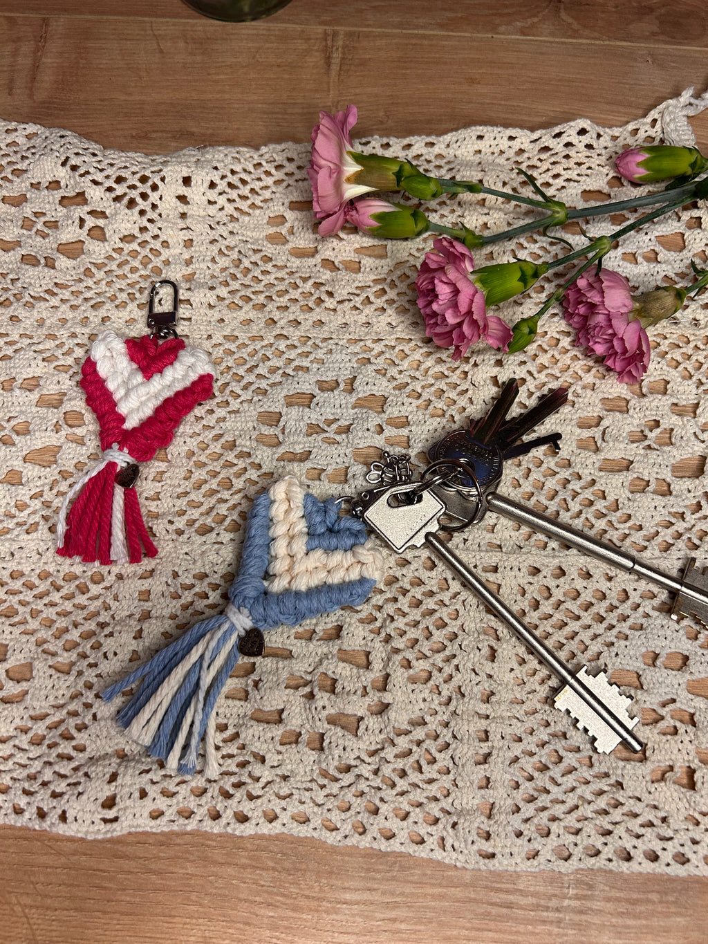 Portachiavi cuore bicolor in Macramé - Accessorio Handmade personalizzato