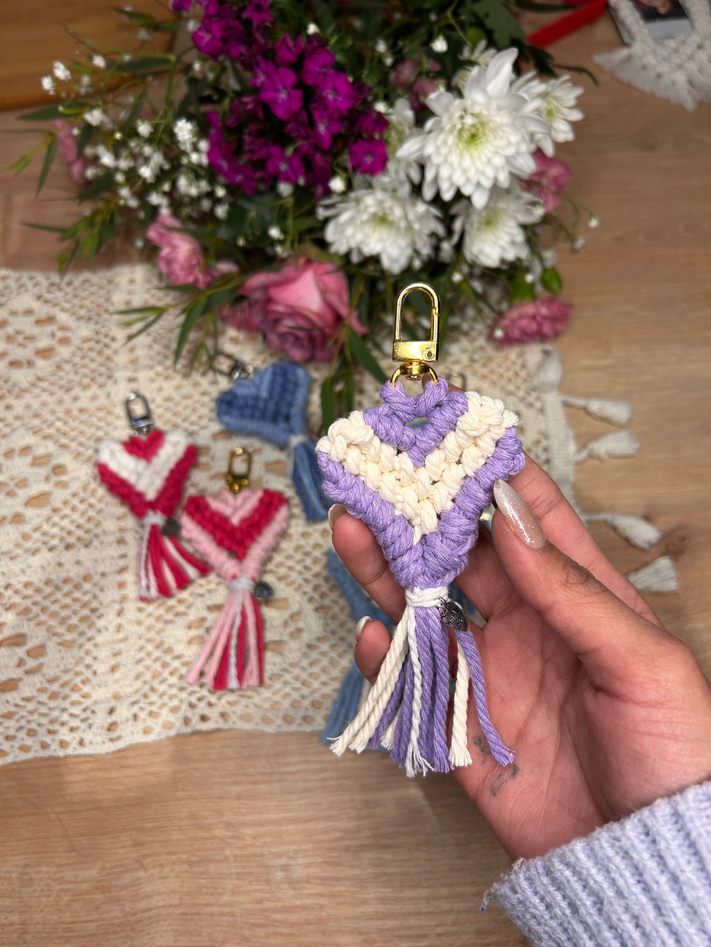 Portachiavi cuore bicolor in Macramé - Accessorio Handmade personalizzato