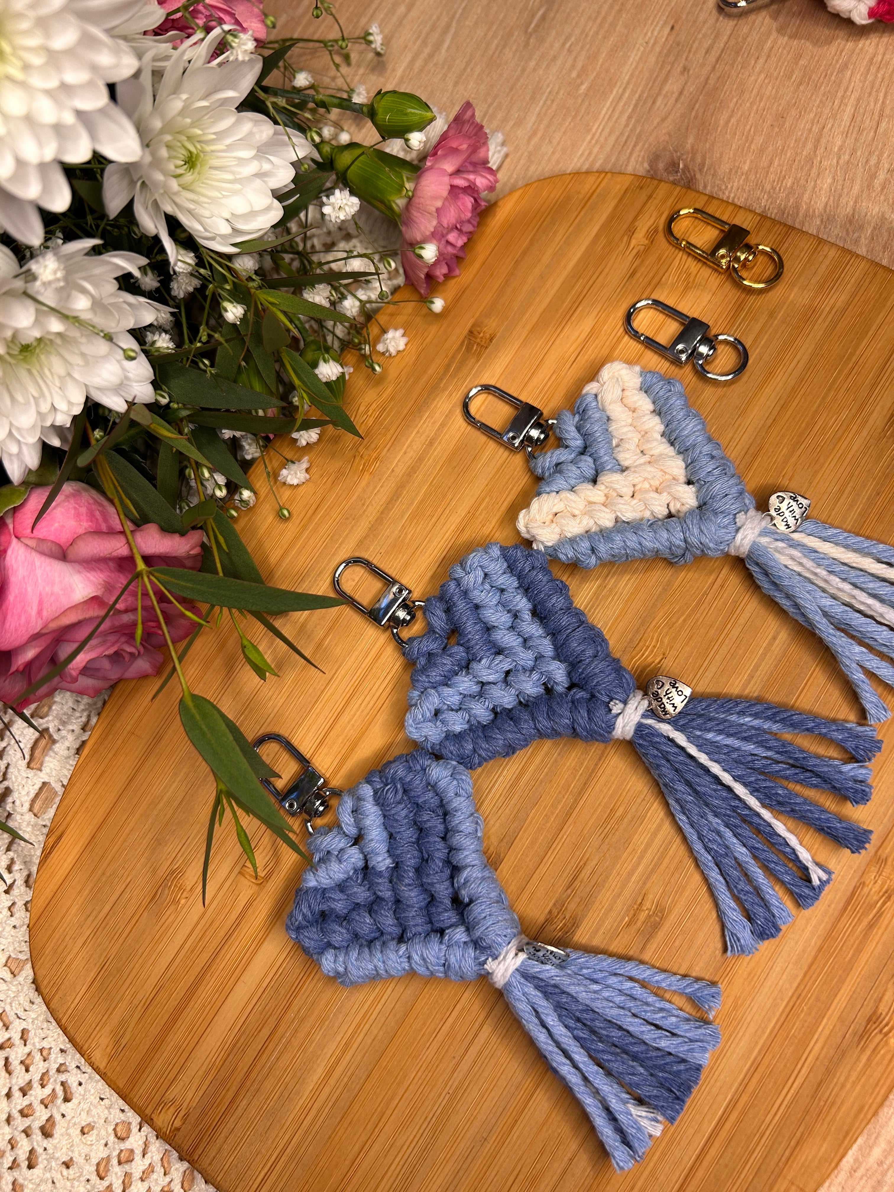 Portachiavi cuore bicolor in Macramé - Accessorio Handmade personalizzato