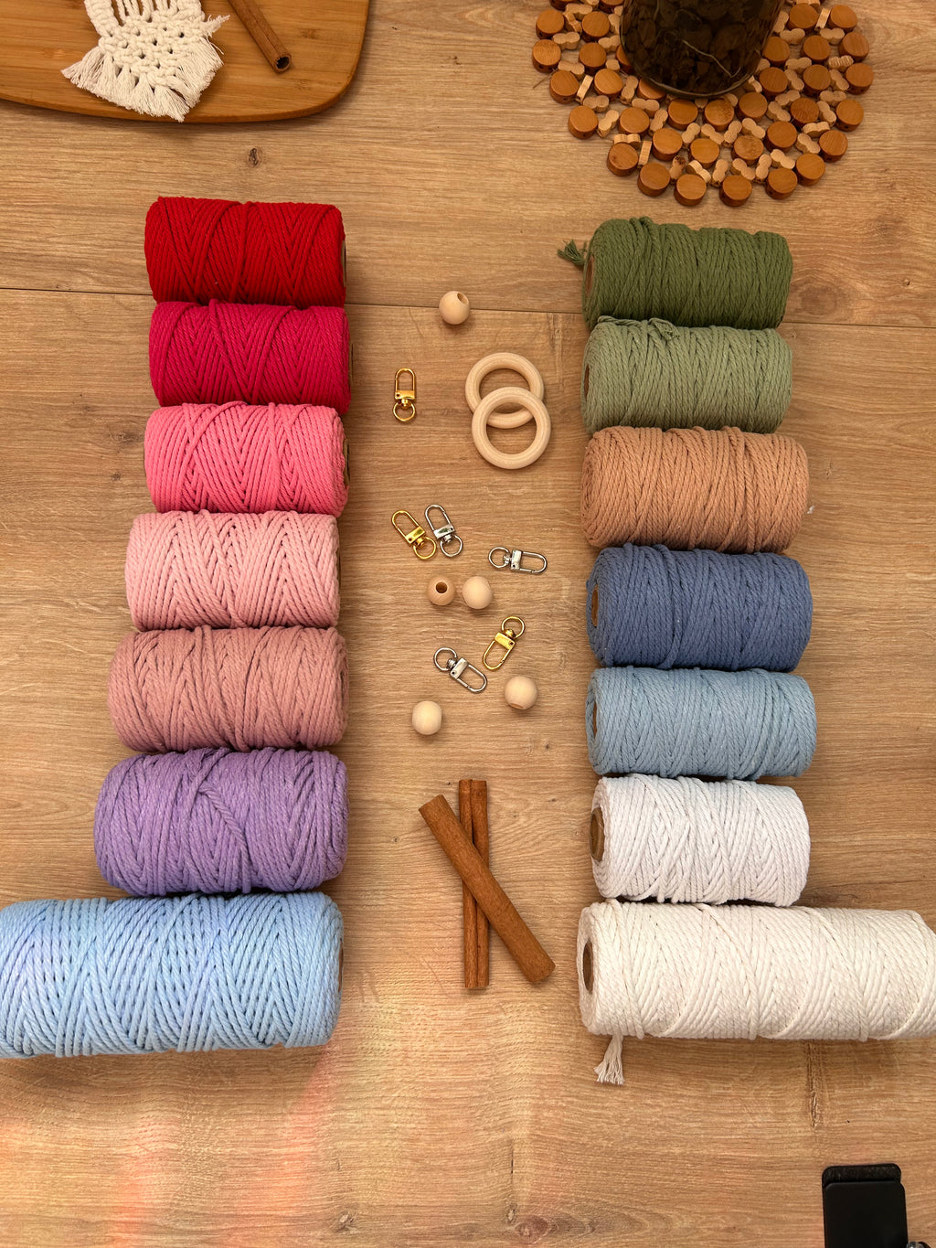 Portachiavi cuore bicolor in Macramé - Accessorio Handmade personalizzato