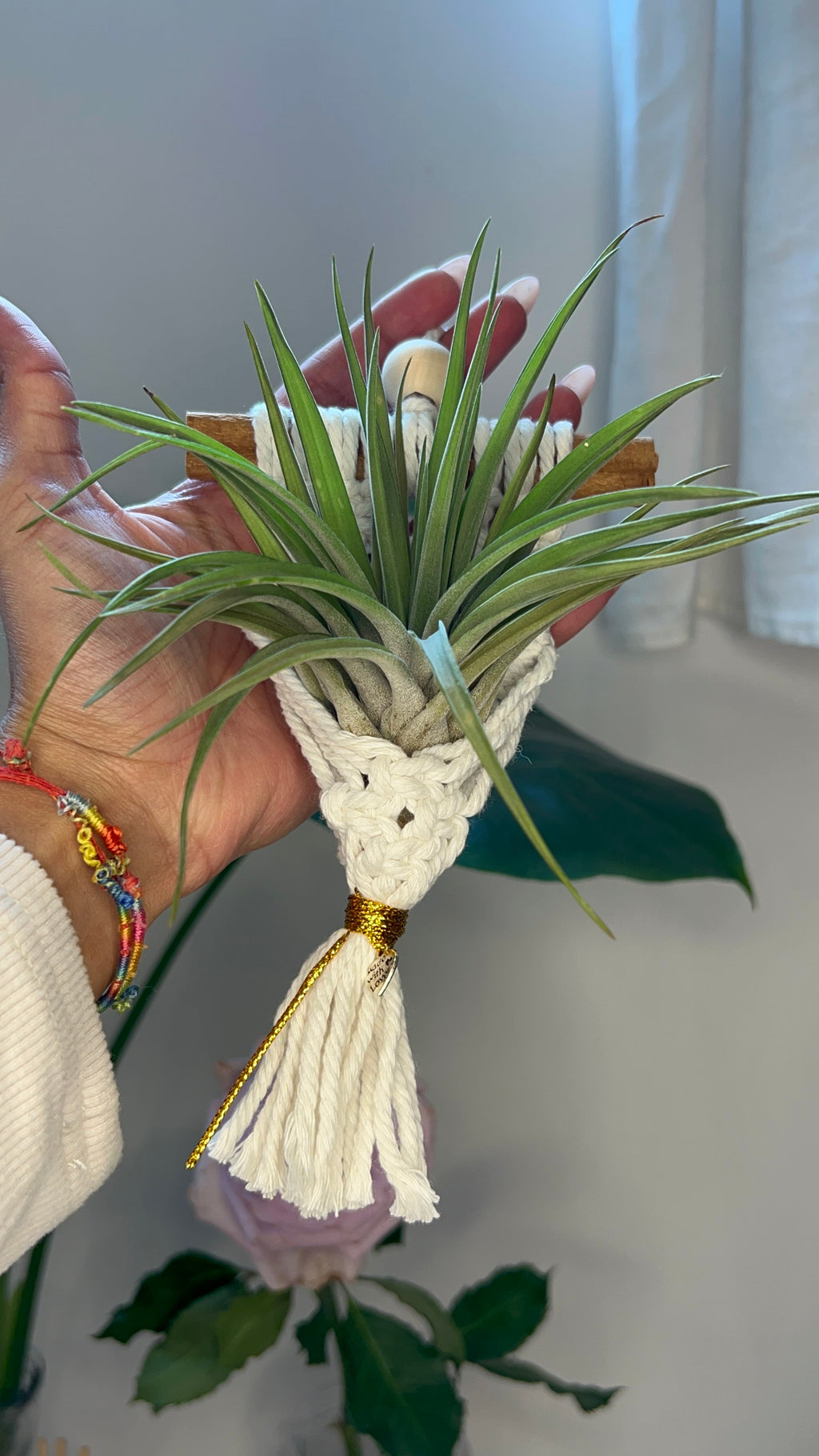 Decorazione Macramè su Bastoncino di Cannella– supporto per piantina aerea