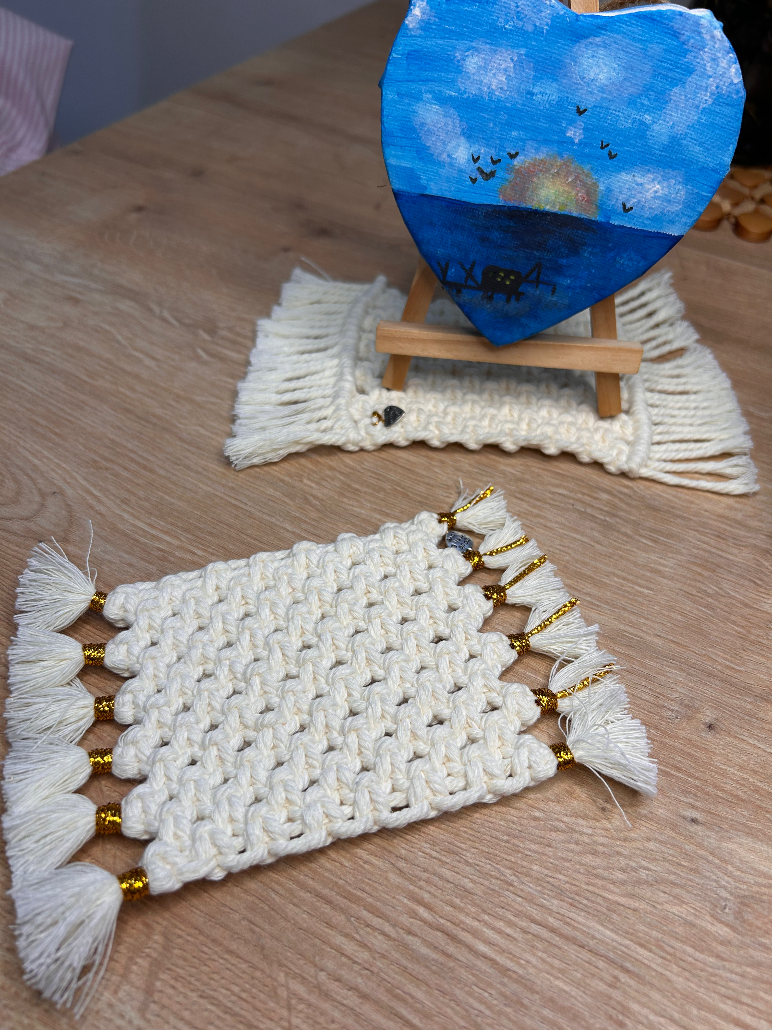 Sottobicchiere Rettangolare in Macramè con Dettagli Dorati