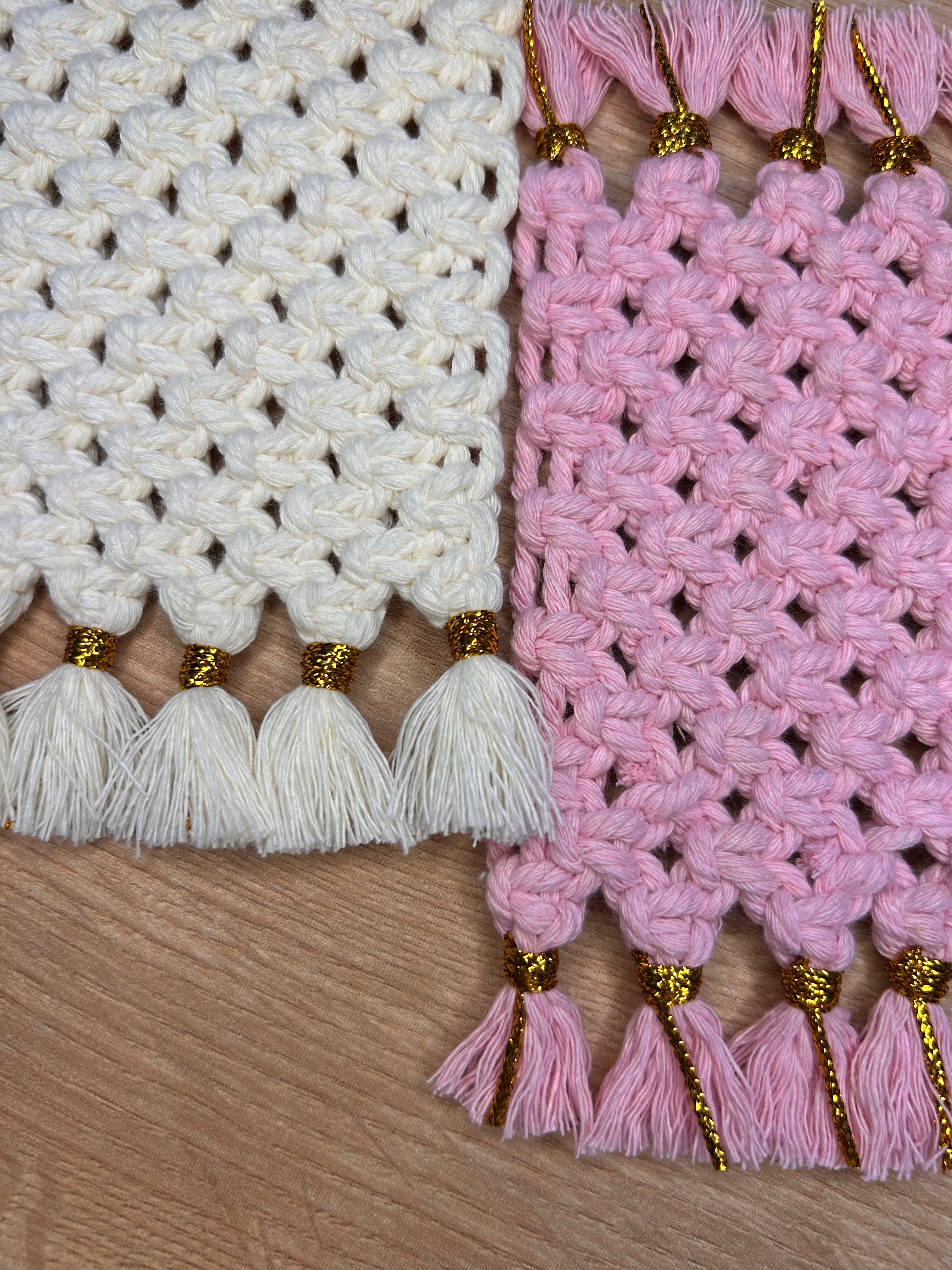 Sottobicchiere Rettangolare in Macramè con Dettagli Dorati