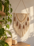 Arazzo da Parete in Macramè - con collana perle di legno
